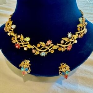 Vintage 1960s gold tone necklace and earrins